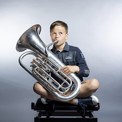 Junge spielt Euphonium