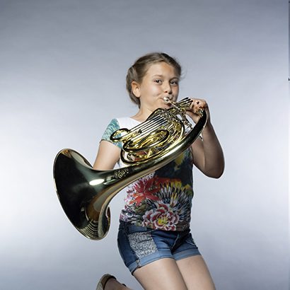 Mädchen spielt Horn