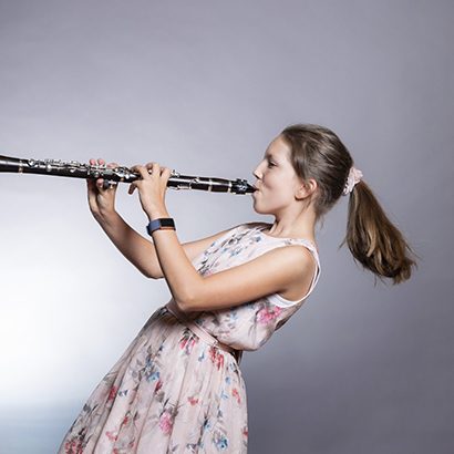 Mädchen spielt Klarinette