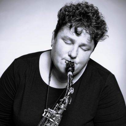 Eine Frau spielt Saxophon