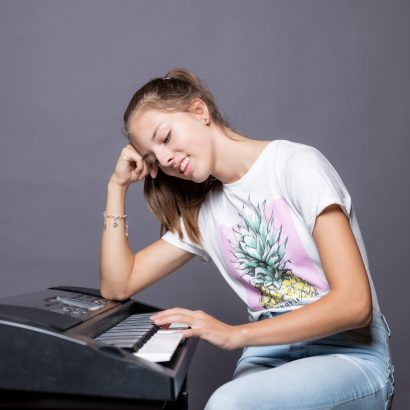 Jugendliche spielt Keyboard
