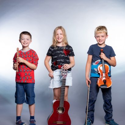 3 Kinder mit unterschiedlichen Instrumenten