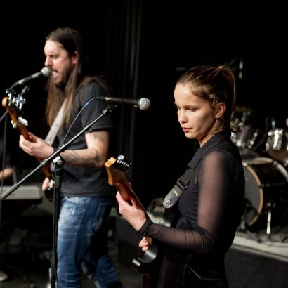 Bild von 2 Personen einer Band auf der Bühne