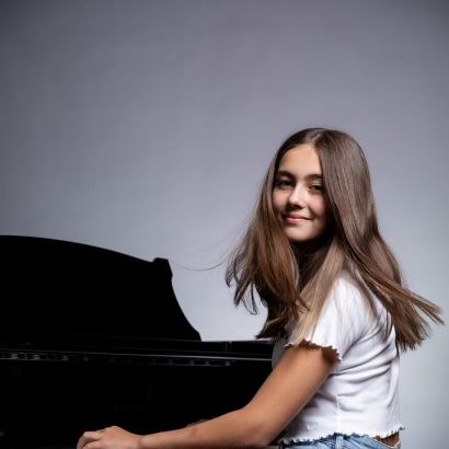 Ein Mädchen spielt Klavier